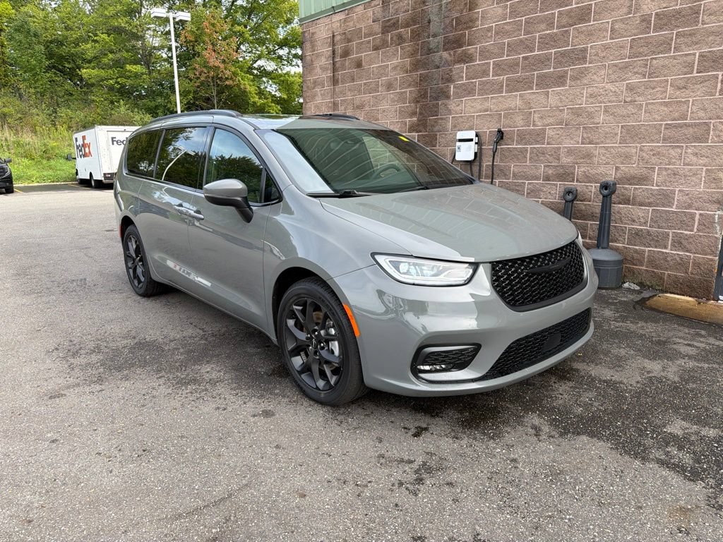 Used 2023 Chrysler Pacifica Touring-L w/ S Appearance Package AWD/4WD video 2