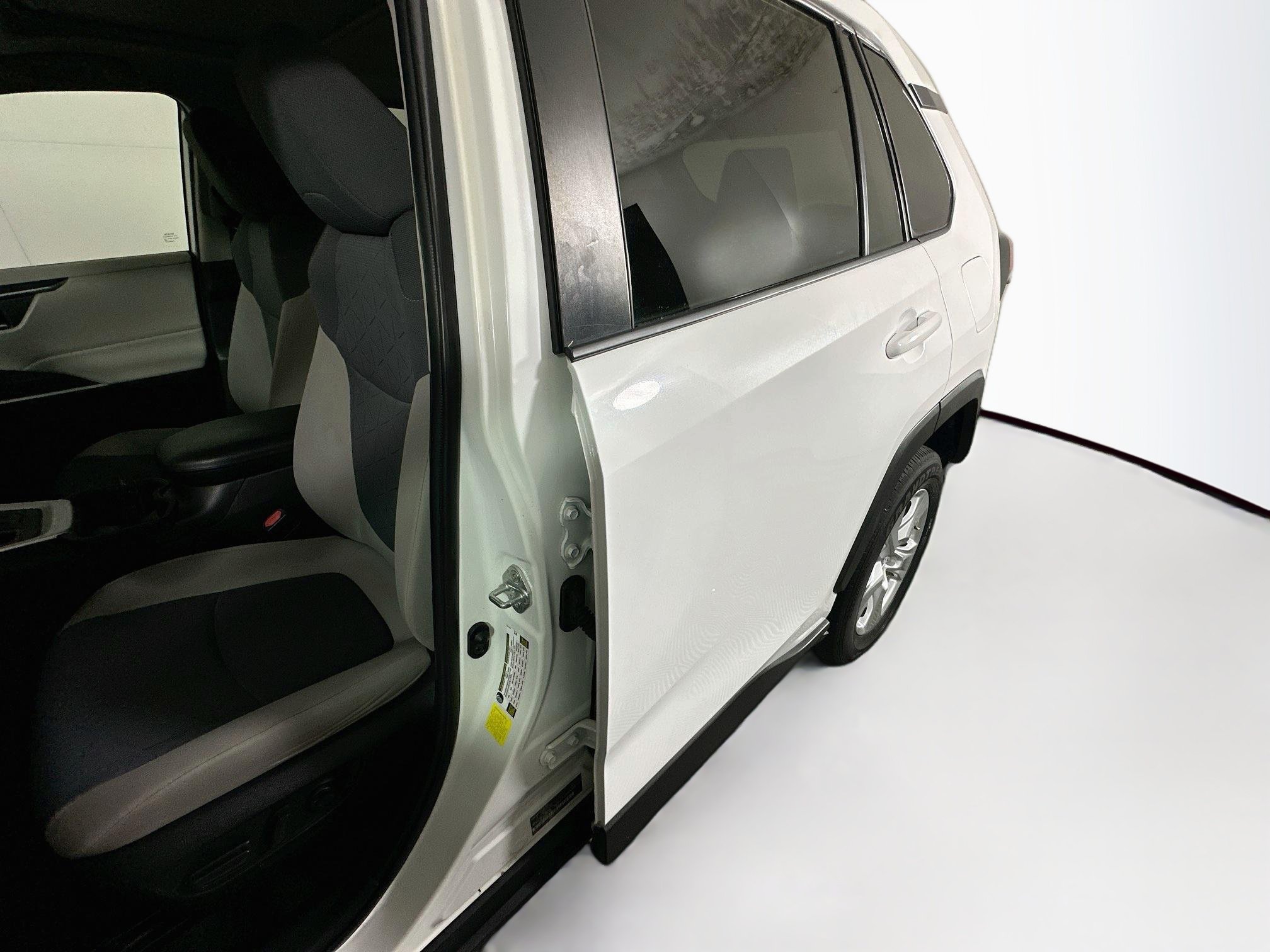 Used 2021 Toyota RAV4 XLE w/ Convenience Package FWD image 12