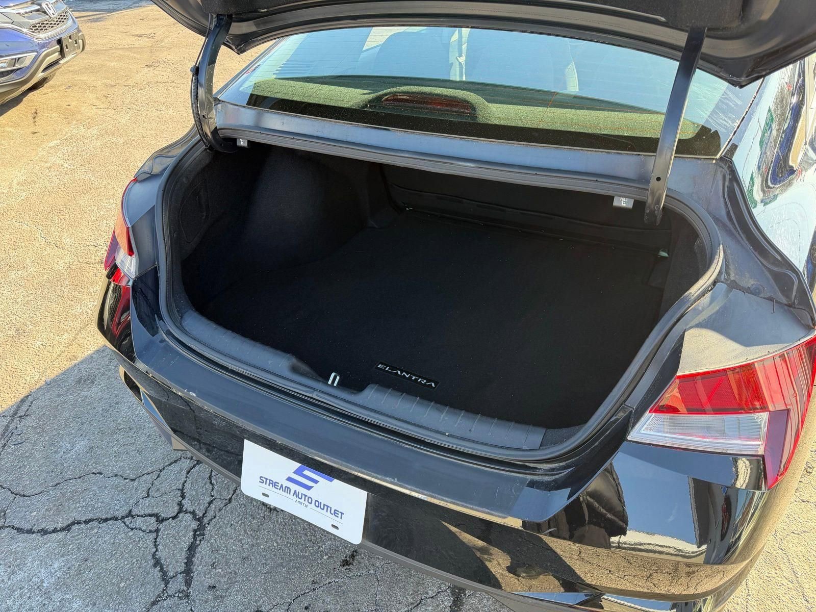 Used 2022 Hyundai Elantra SEL image 18