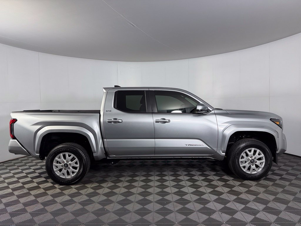 Used 2025 Toyota Tacoma SR5 AWD/4WD image 9