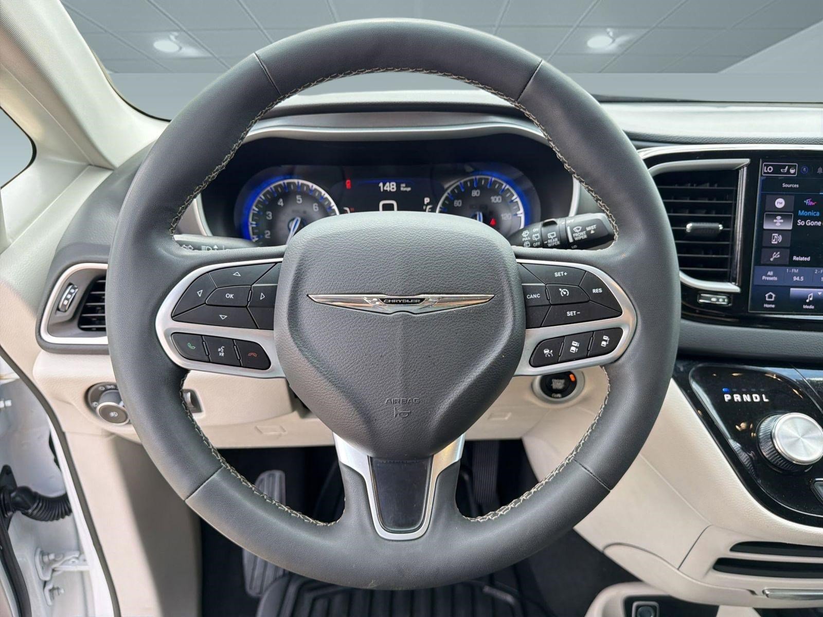 Used 2024 Chrysler Pacifica Touring-L image 16