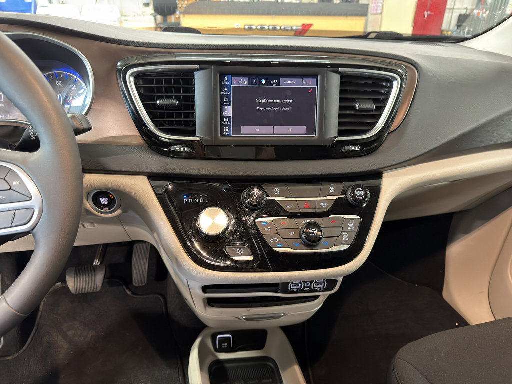 Used 2024 Chrysler Voyager LX image 7