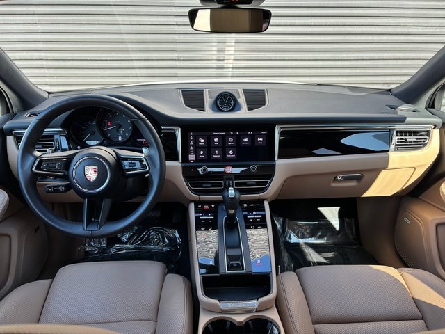 Certified 2025 Porsche Macan image 13