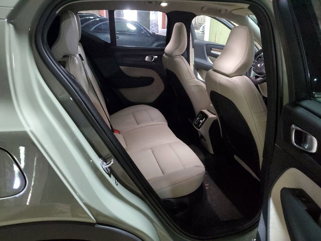Certified 2023 Volvo XC40 B5 Plus w/ Protection Package Premier AWD/4WD image 15