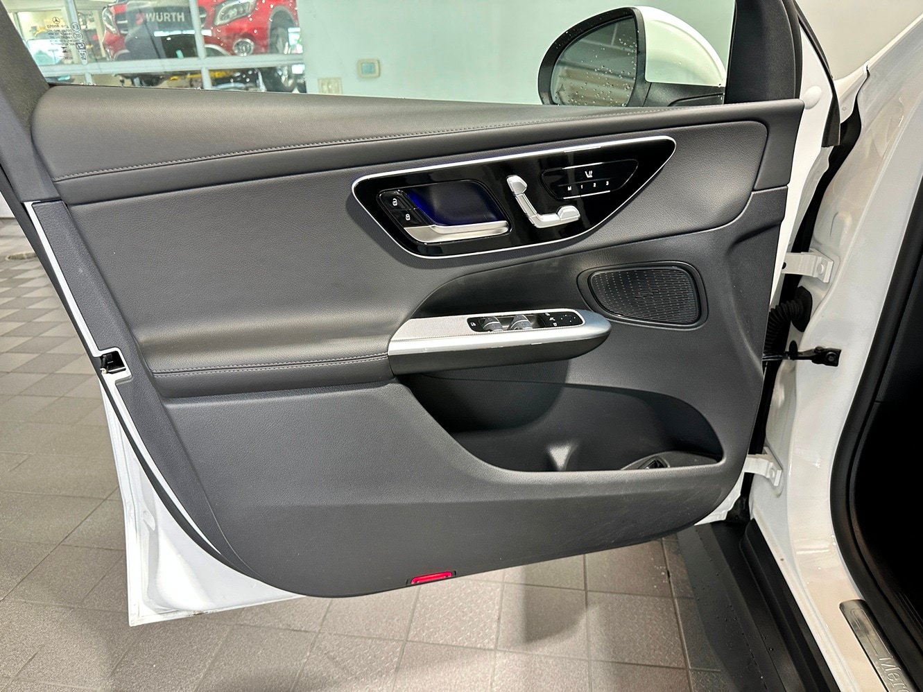 Used 2025 Mercedes-Benz GLC 300 4MATIC image 11