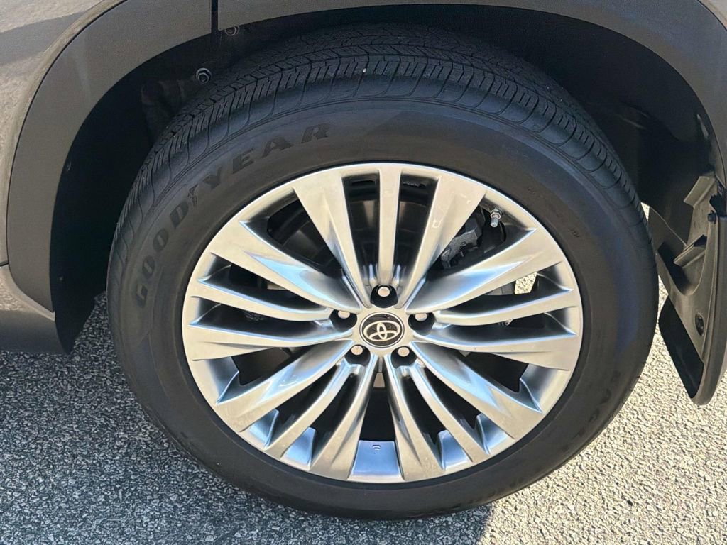 Used 2023 Toyota Highlander Platinum image 31