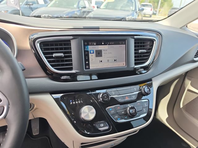 Used 2023 Chrysler Voyager LX FWD image 23