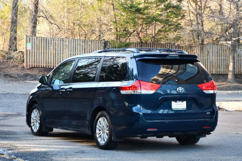 Used 2011 Toyota Sienna XLE w/ Premium Pkg image 4