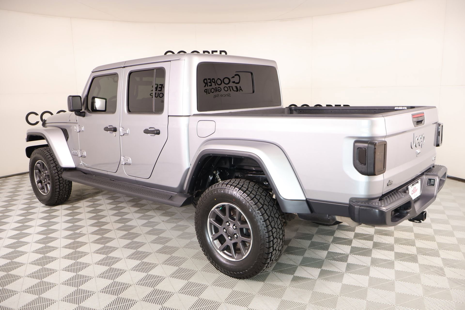 Used 2020 Jeep Gladiator Overland w/ Dual Top Group AWD/4WD image 23