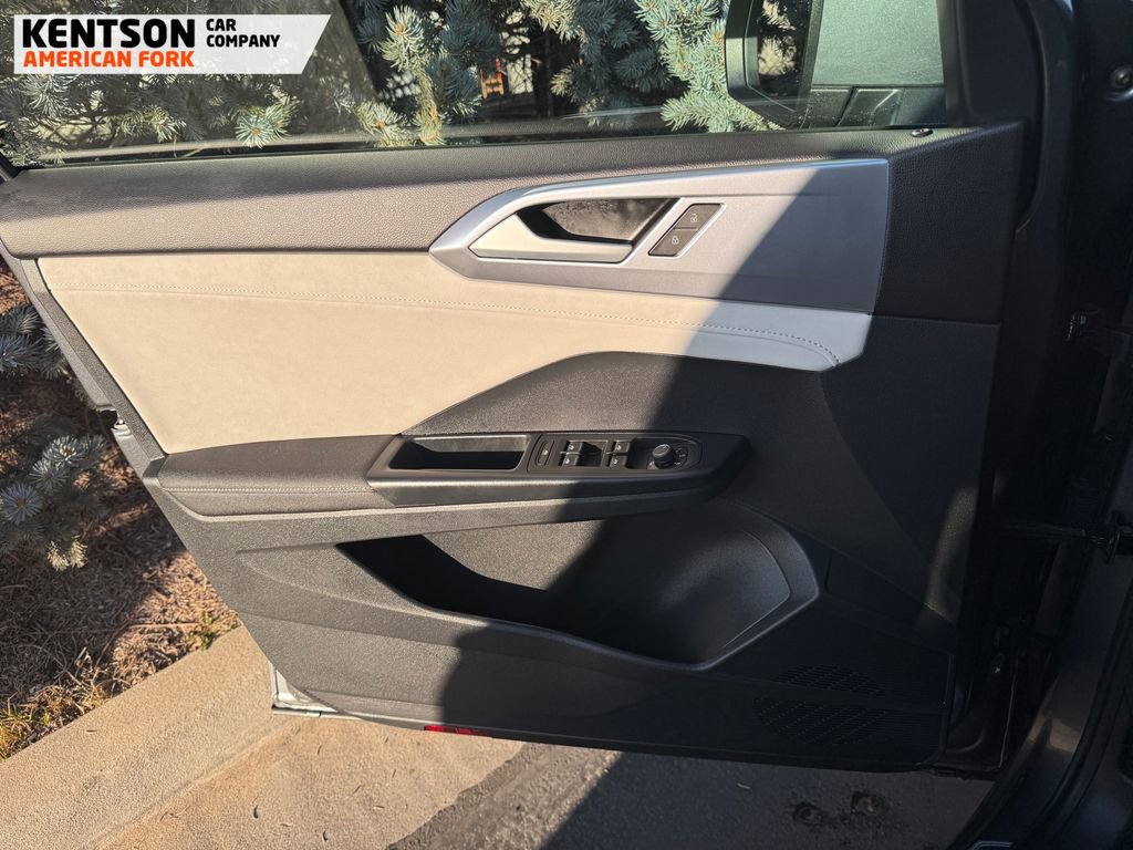 Used 2025 Volkswagen Taos SE image 21