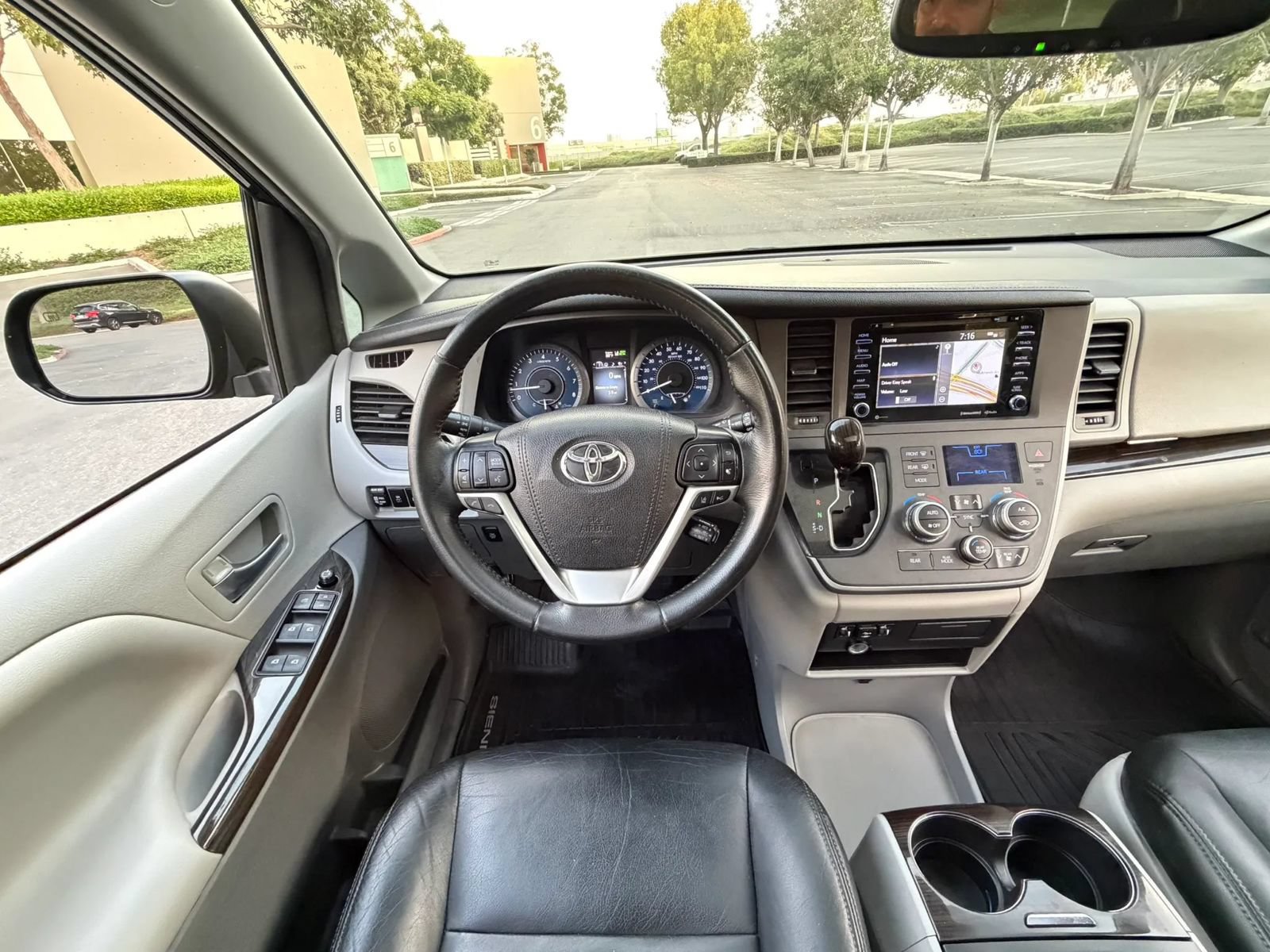 Used 2020 Toyota Sienna XLE w/ XLE Navigation Package FWD image 18