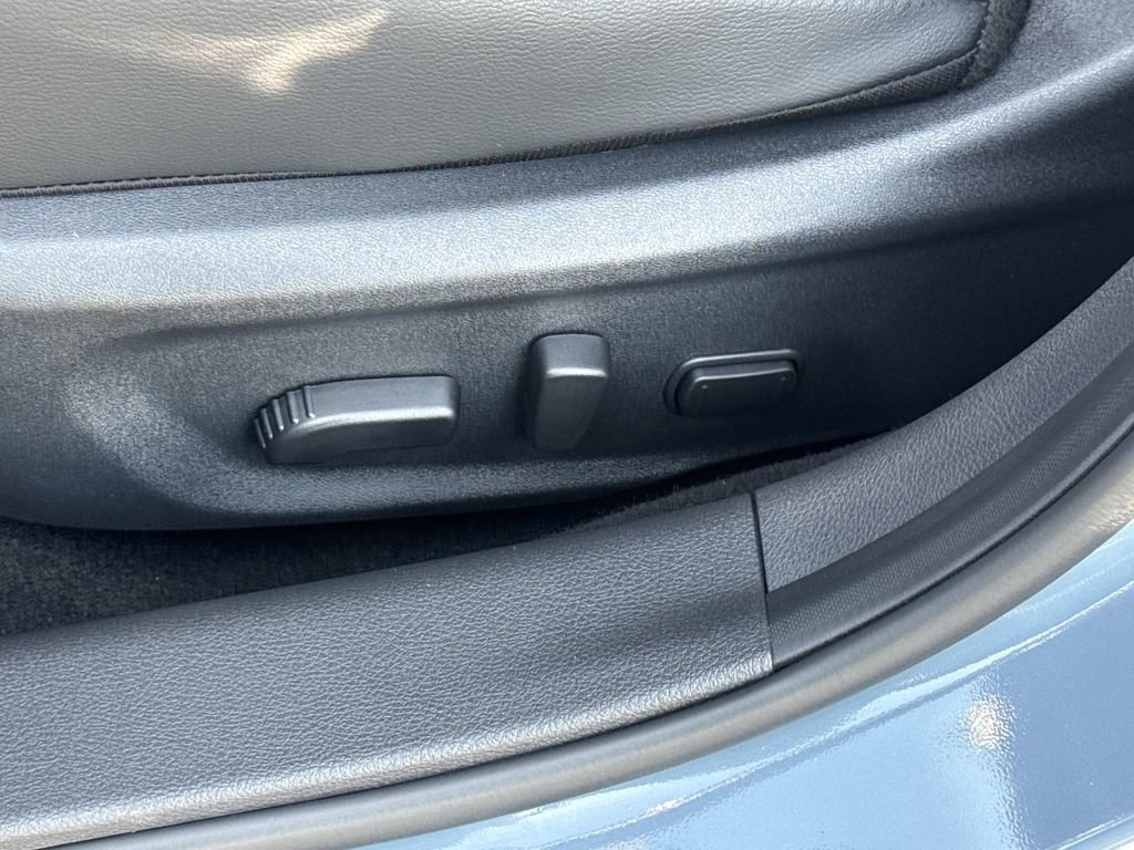 Used 2025 Nissan Sentra SR w/ SR Premium Package FWD image 17