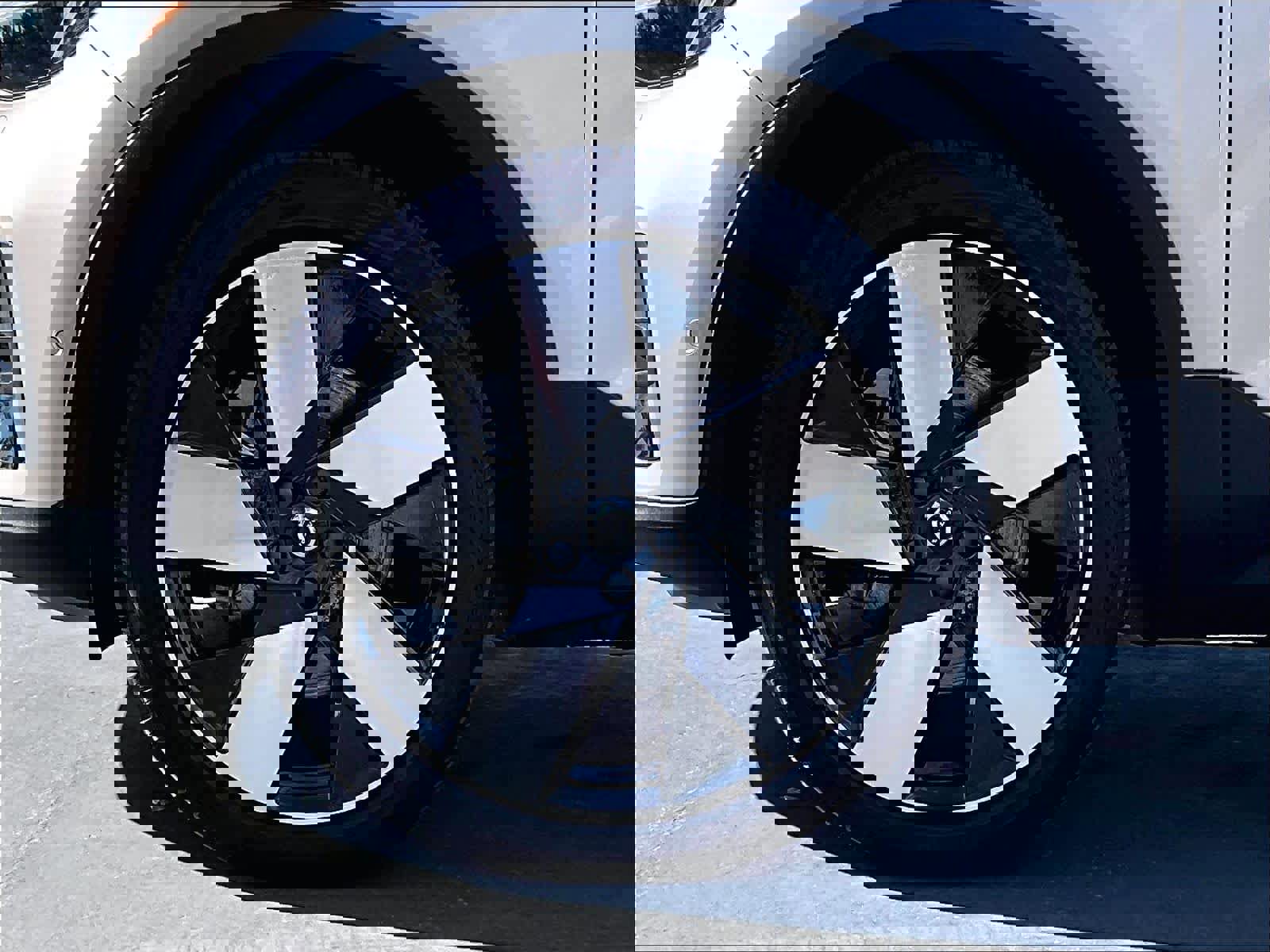 Used 2023 Volvo XC40 Recharge Plus w/ Protection Package Premier image 12