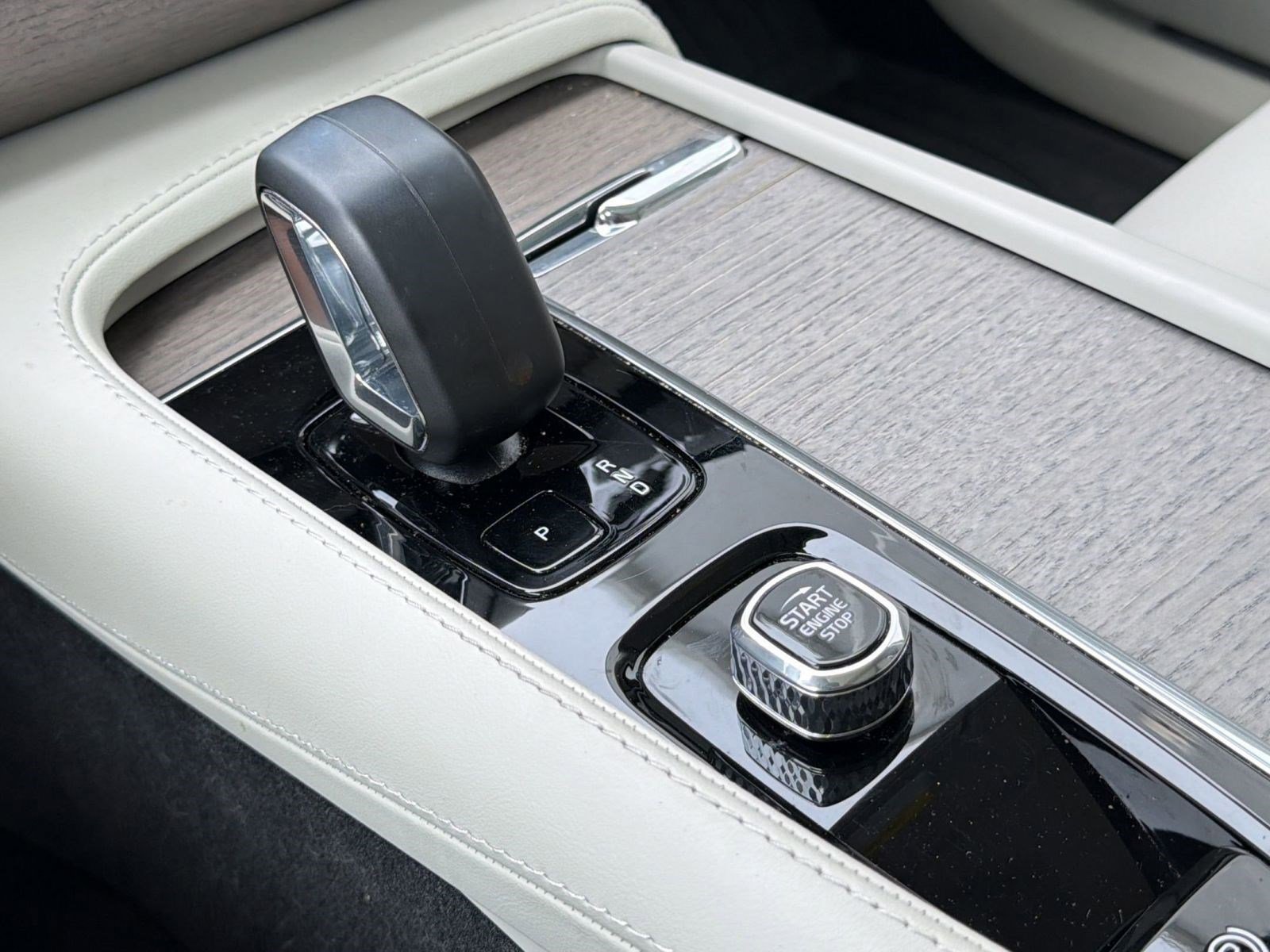 Certified 2024 Volvo XC90 B6 Plus w/ Protection Package Premier AWD/4WD image 17
