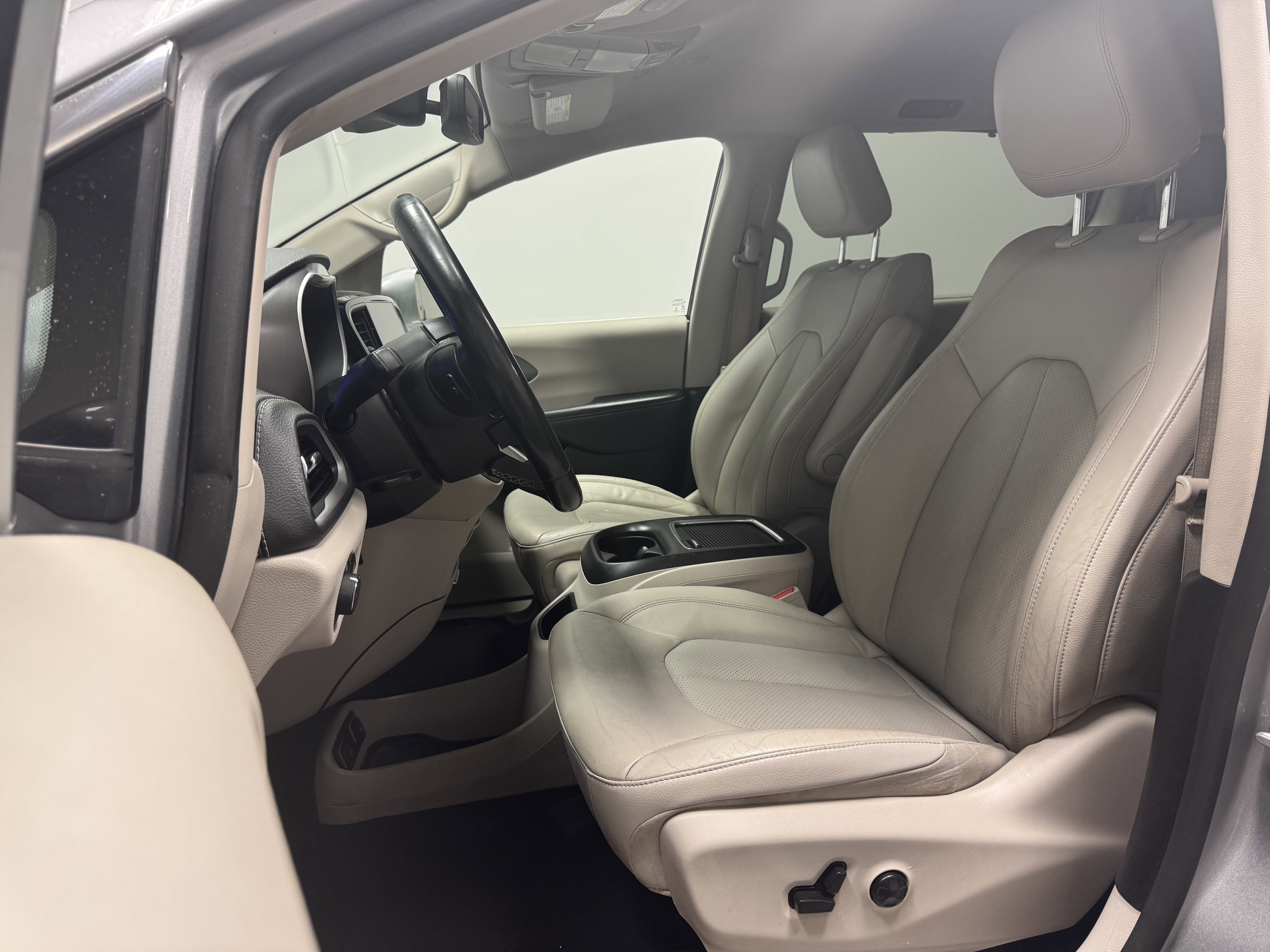 Used 2021 Chrysler Pacifica Touring-L image 14