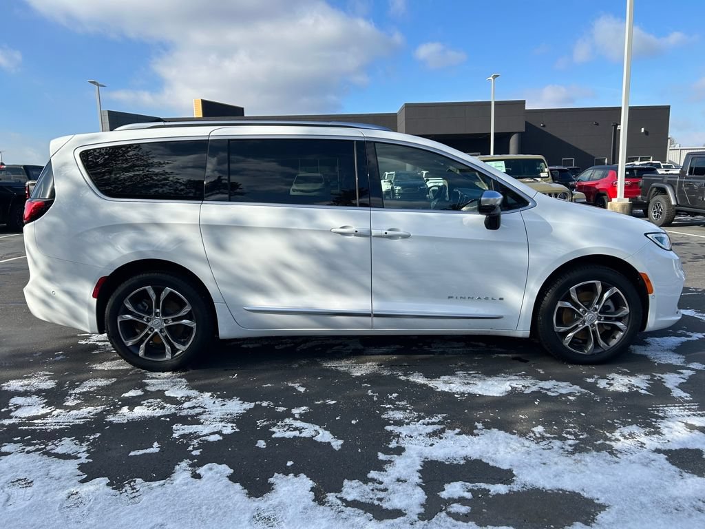New 2025 Chrysler Pacifica Pinnacle w/ Trailer Tow Group AWD/4WD image 8
