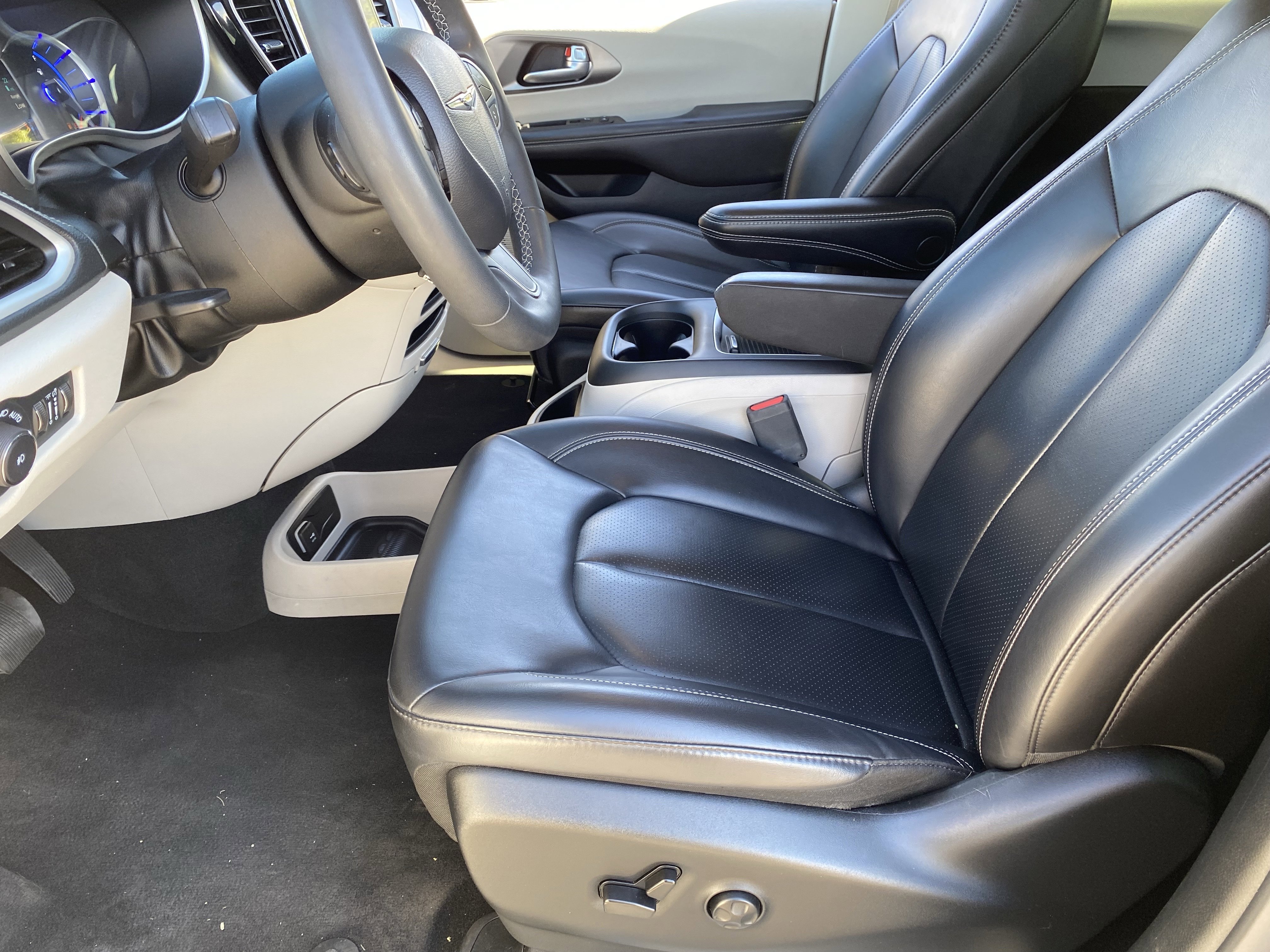 Used 2023 Chrysler Pacifica Touring-L image 19