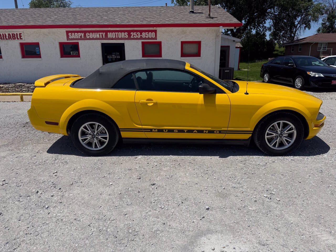 Used 2005 Ford Mustang Premium RWD image 2