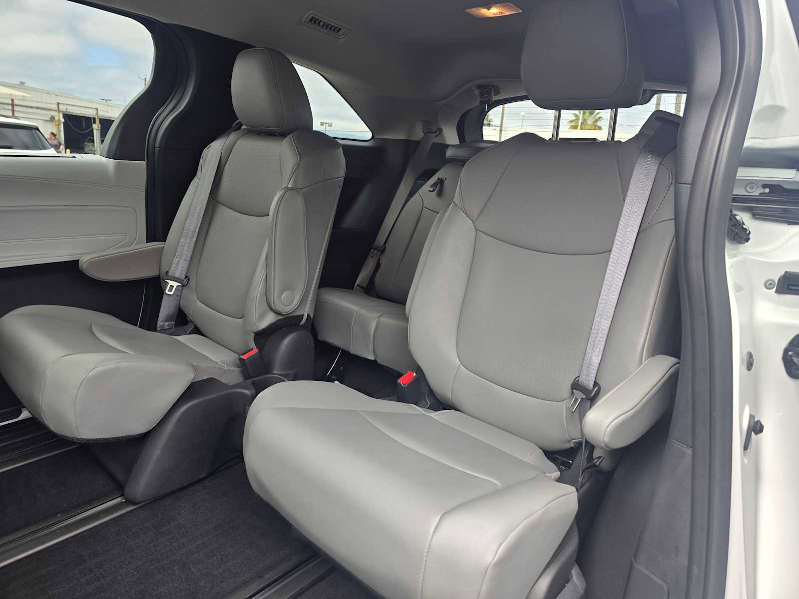 Used 2025 Toyota Sienna XLE AWD/4WD image 17