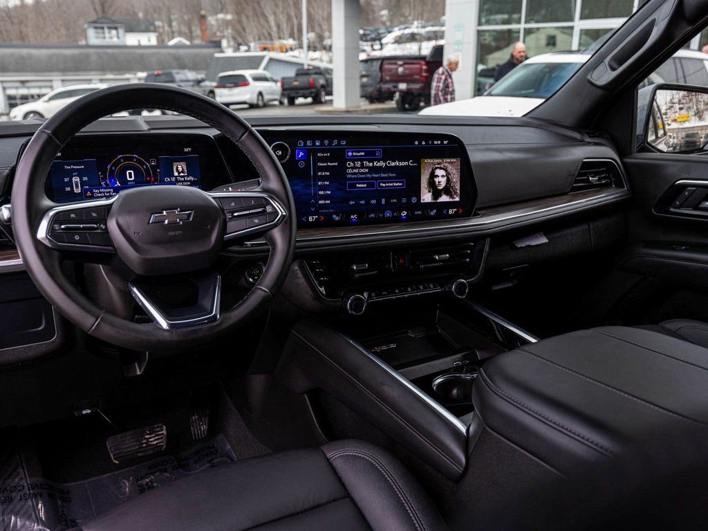 Used 2025 Chevrolet Suburban Z71 image 17