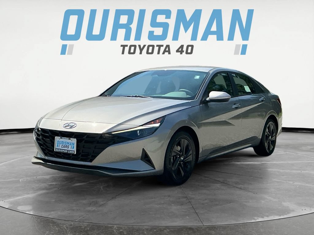 Used 2023 Hyundai Elantra SEL w/ Preferred Accessory Package FWD image 3