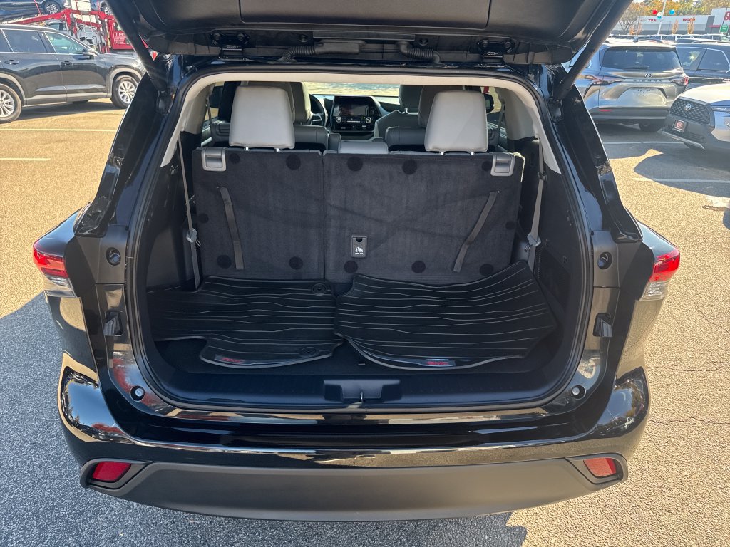 Used 2024 Toyota Highlander XLE AWD/4WD image 7