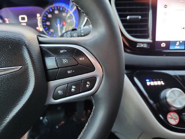 Used 2024 Chrysler Pacifica Touring-L FWD image 16