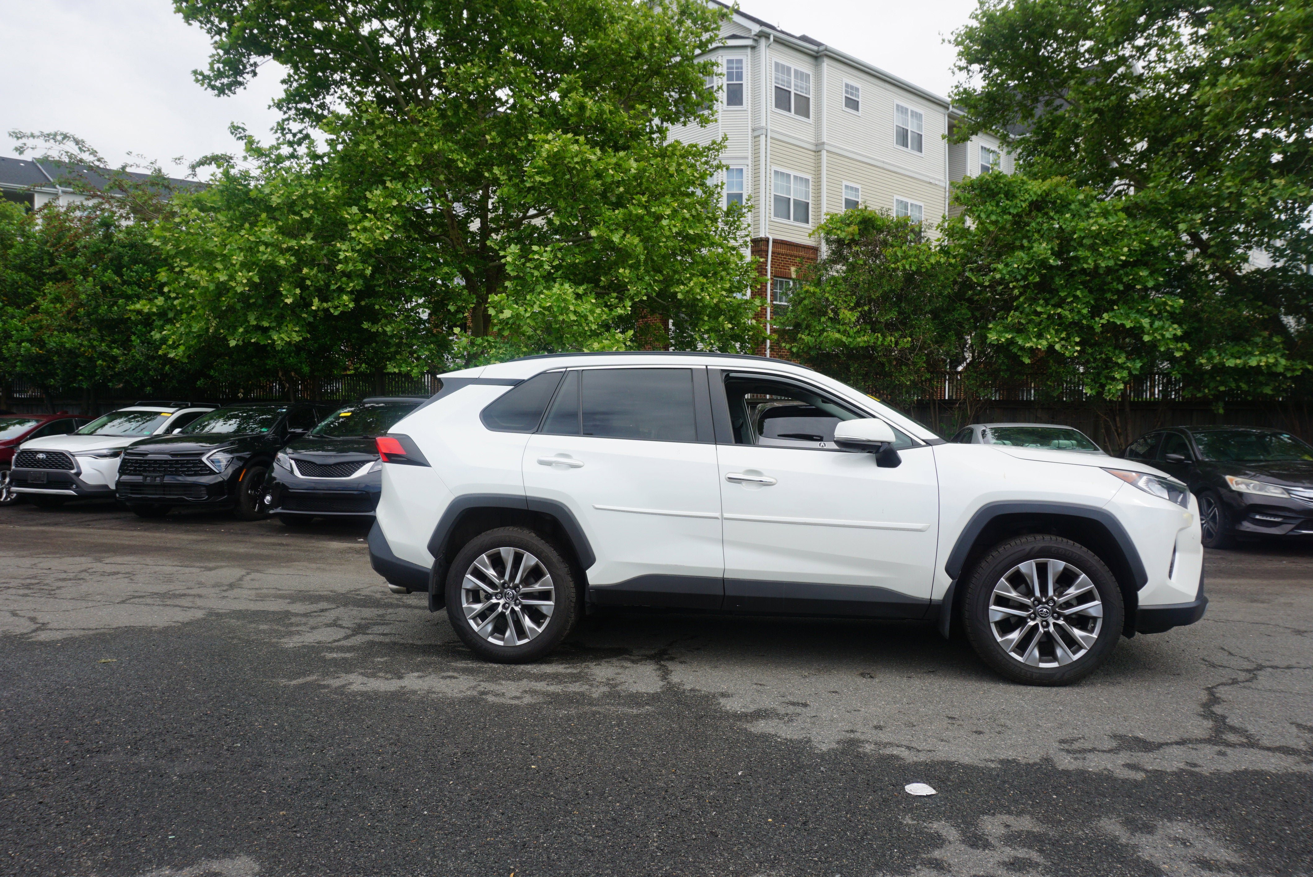 Used 2019 Toyota RAV4 Limited w/ Advanced Technology Package AWD/4WD image 3