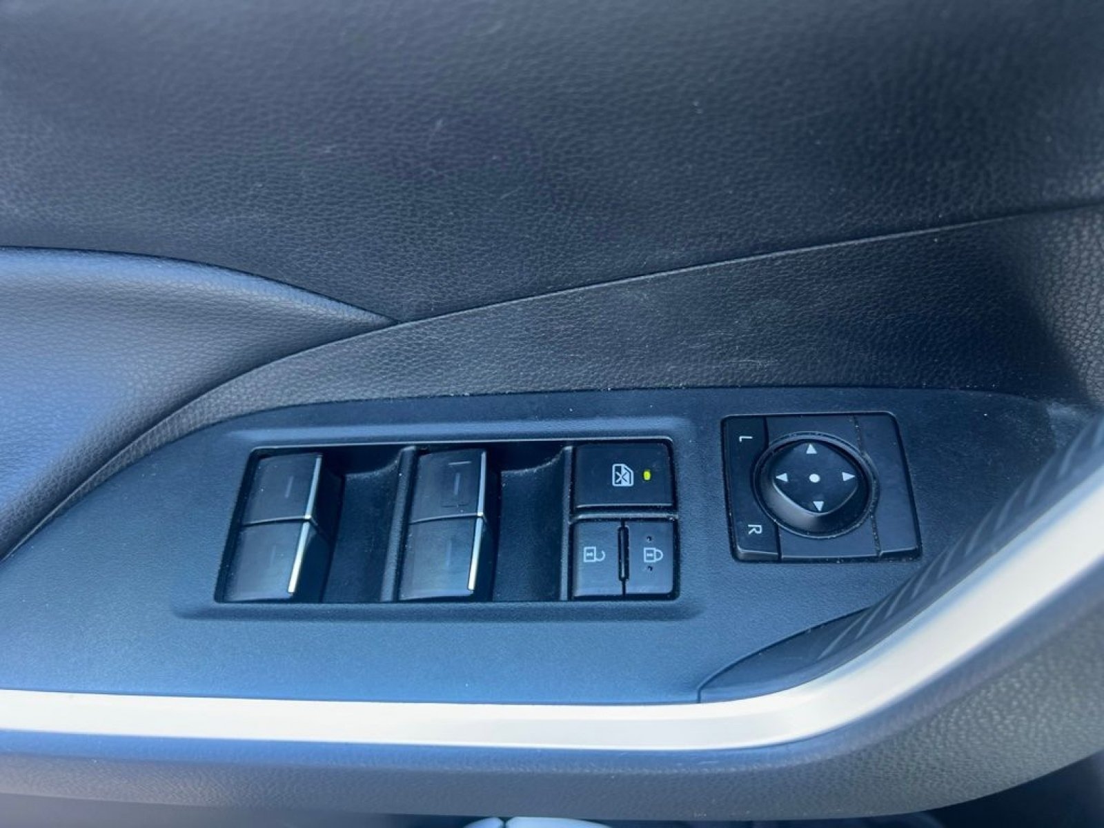 Used 2022 Toyota RAV4 XLE w/ XLE Grade Weather Package AWD/4WD image 11