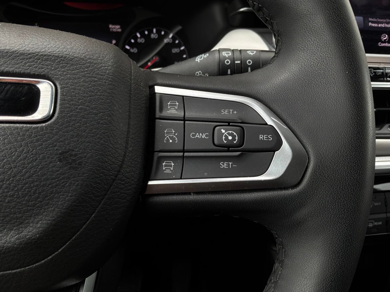 Used 2025 Jeep Compass Limited AWD/4WD image 37