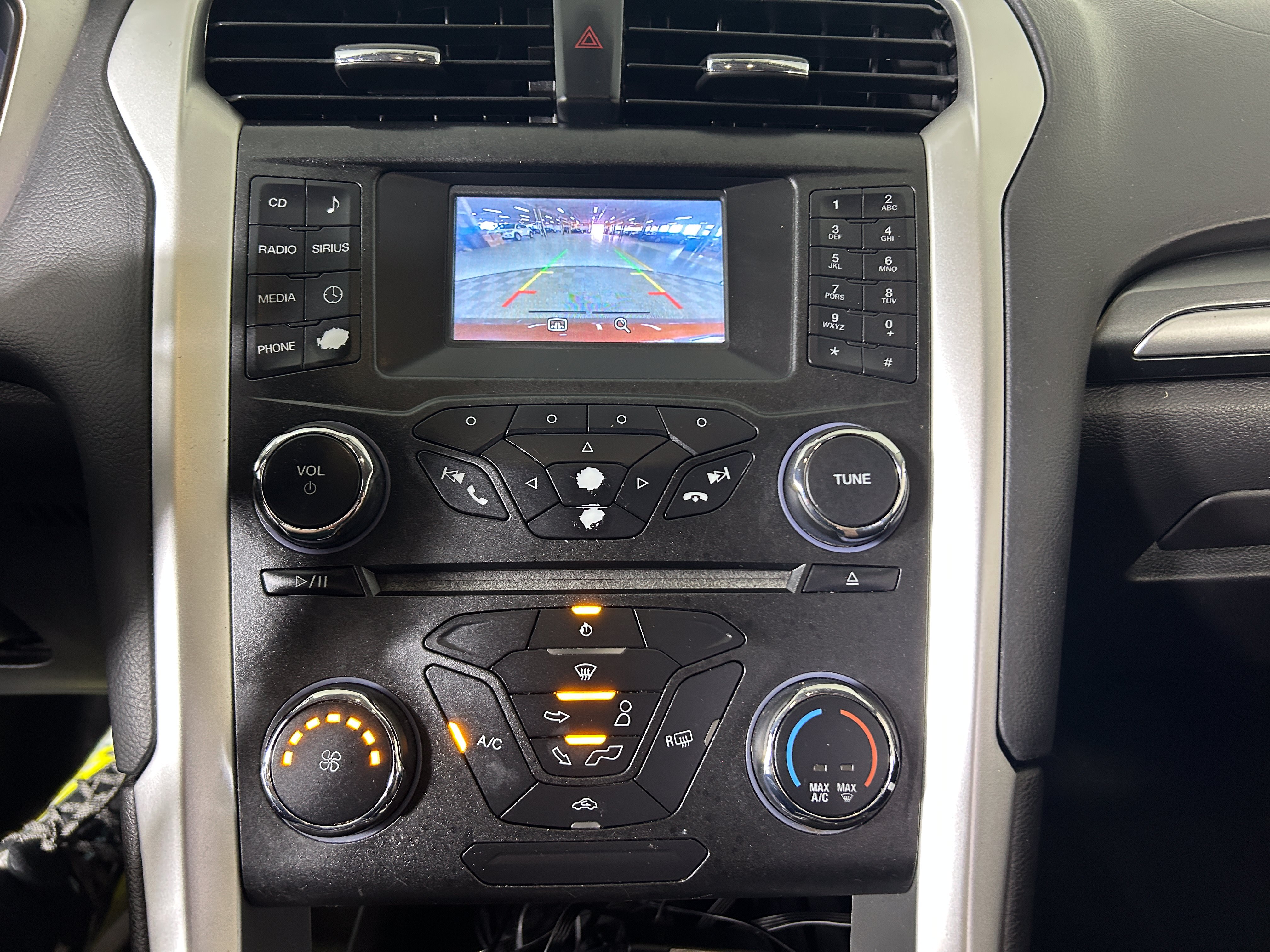Used 2015 Ford Fusion SE FWD image 12