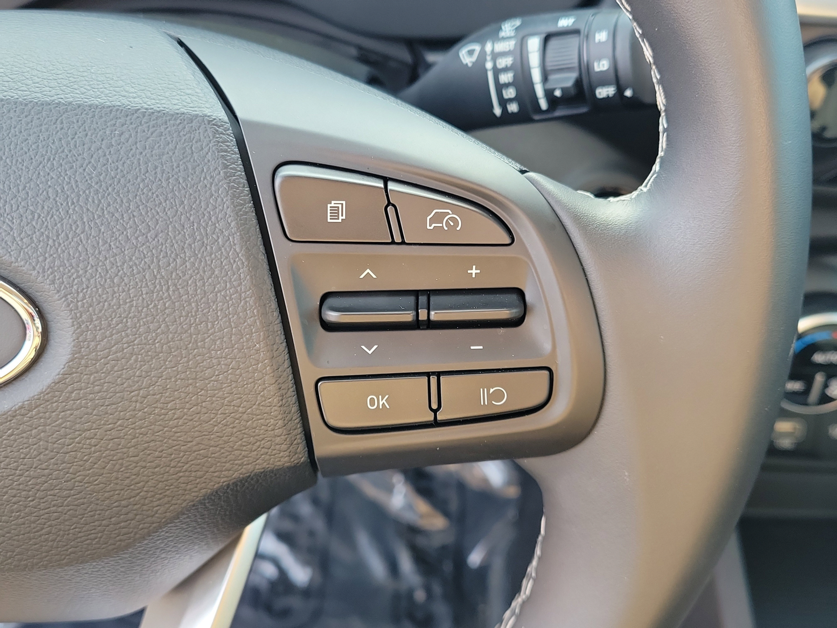 Used 2025 Hyundai Venue SEL FWD image 12