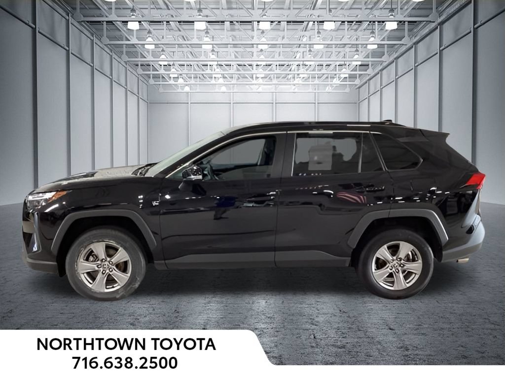 Used 2025 Toyota RAV4 XLE AWD/4WD image 2