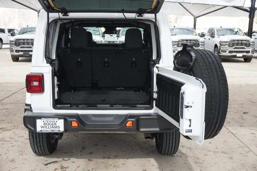 Used 2024 Jeep Wrangler Sahara image 29