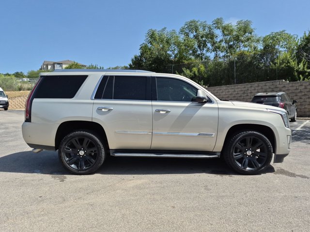 Used 2017 Cadillac Escalade Luxury RWD image 4