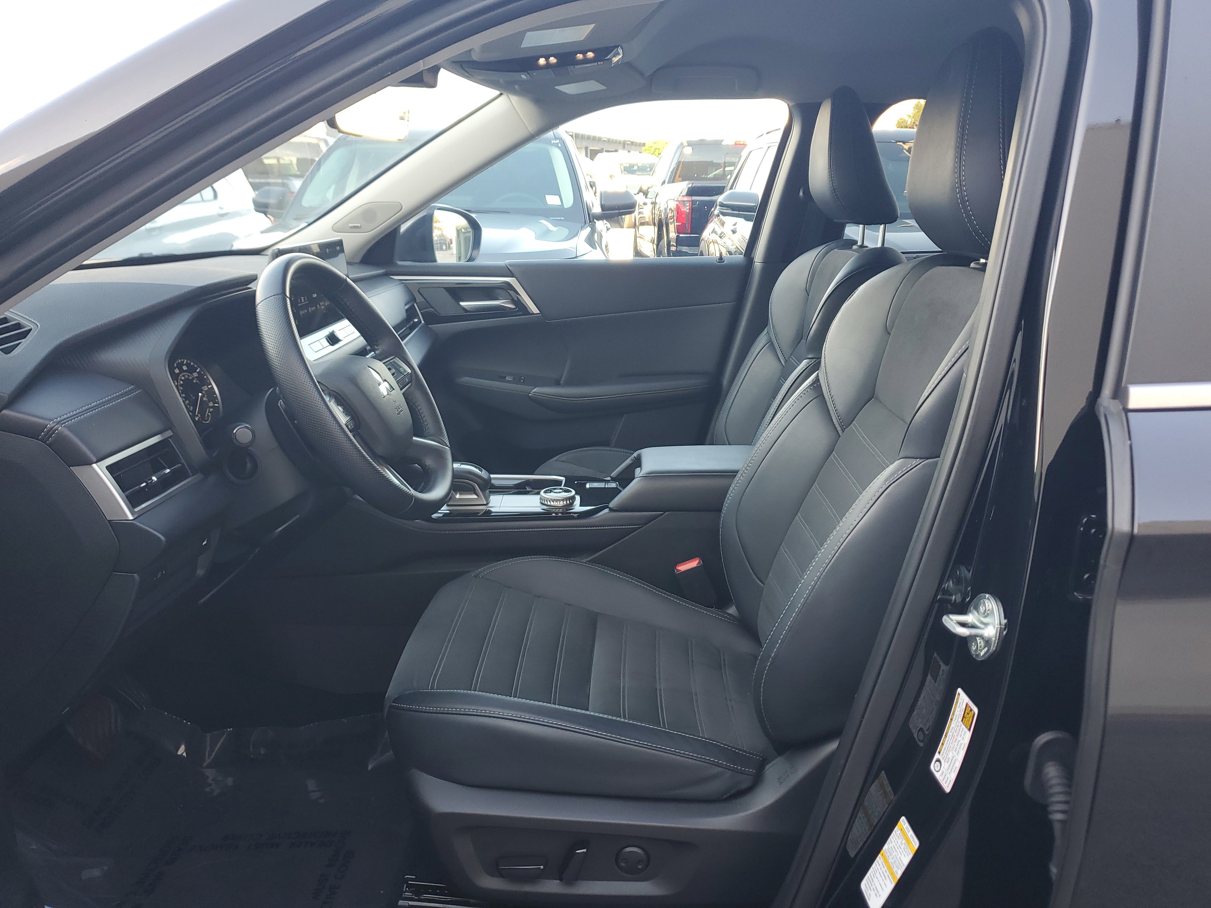 Used 2025 Mitsubishi Outlander SE image 11