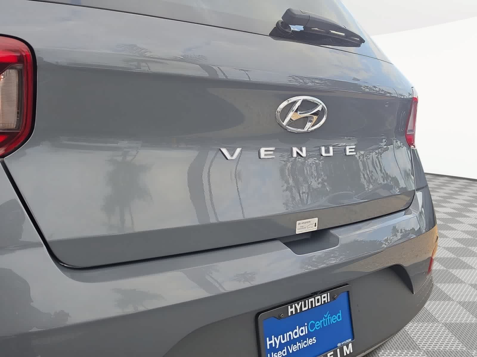 Used 2025 Hyundai Venue SEL FWD image 12