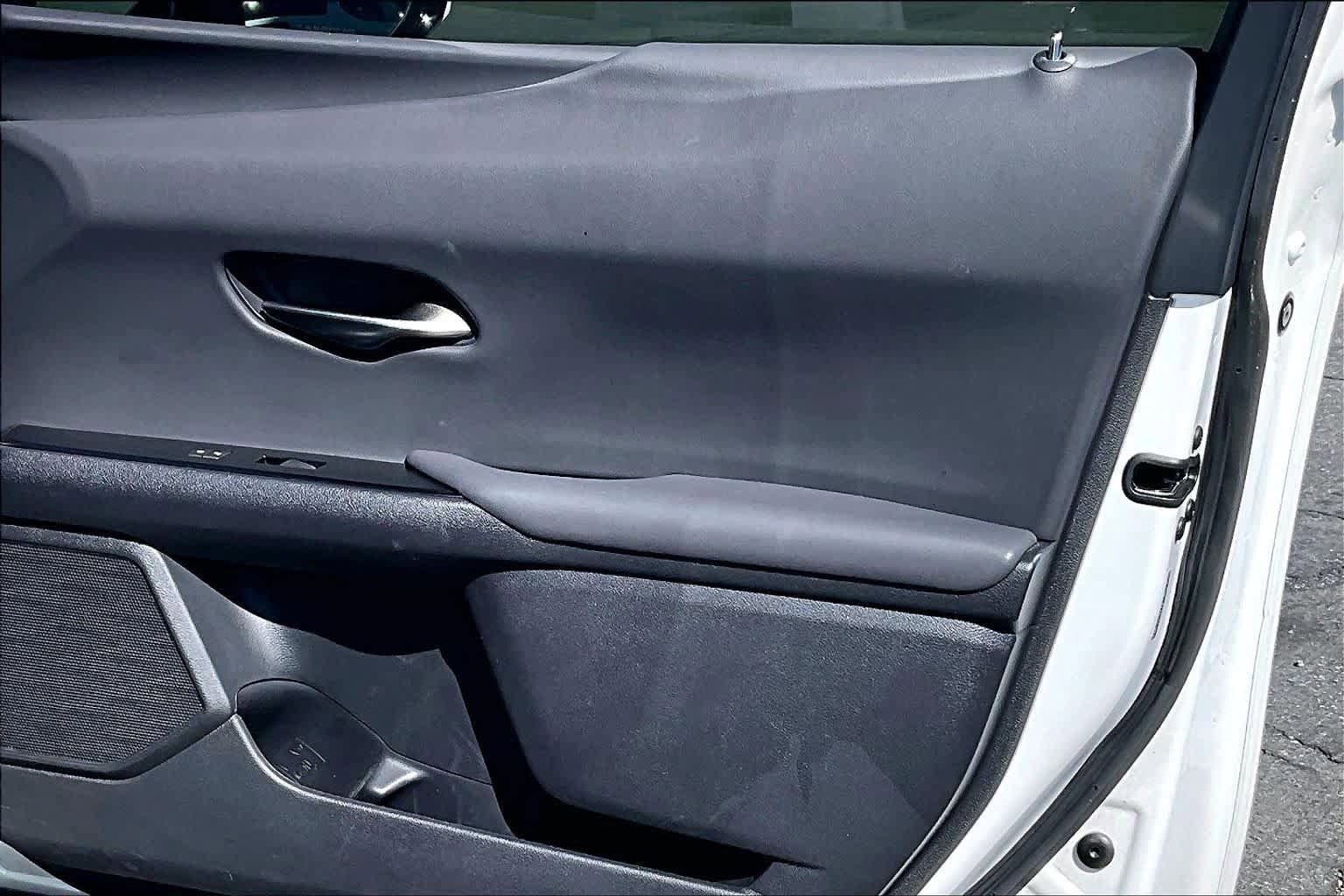 Used 2022 Lexus UX 200 w/ Accessory Package (Z1) FWD image 22
