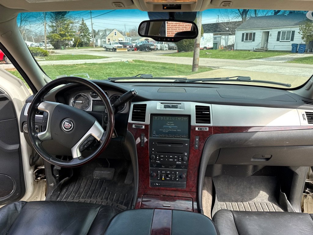 Used 2010 Cadillac Escalade AWD image 9