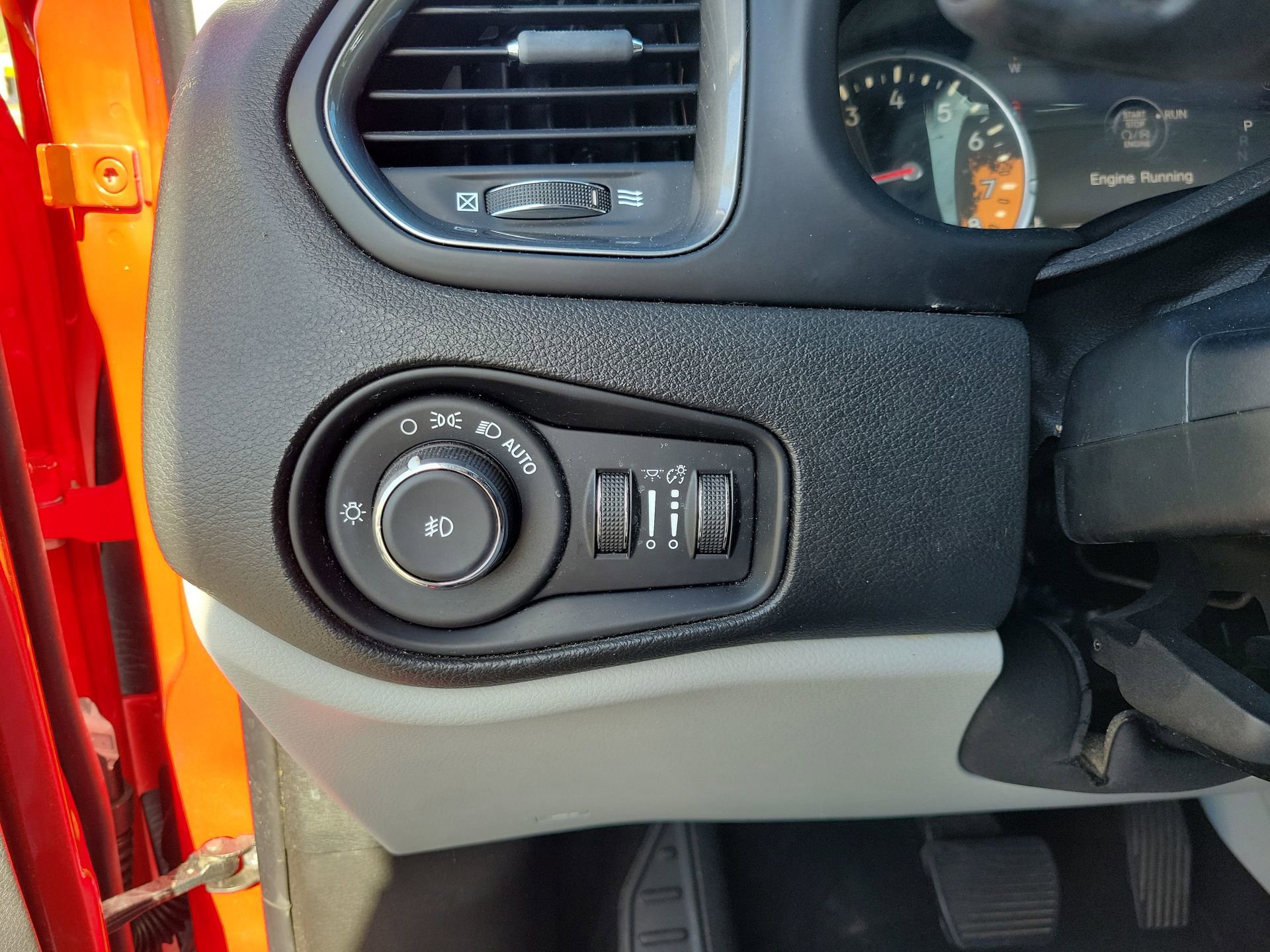 Used 2018 Jeep Renegade Limited w/ UConnect 8.4 Nav Group FWD image 28