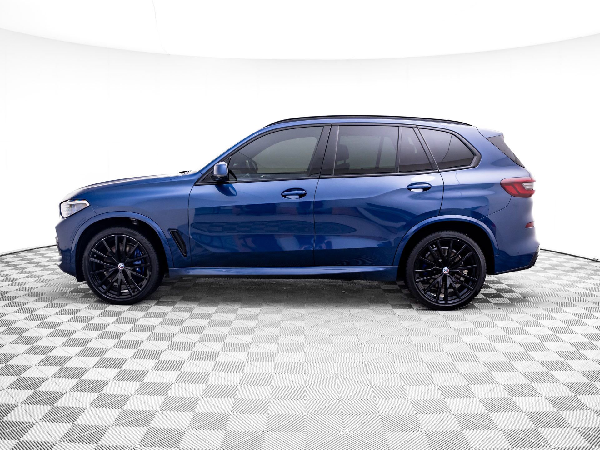 Used 2022 BMW X5 M50i w/ Executive Package AWD/4WD image 2