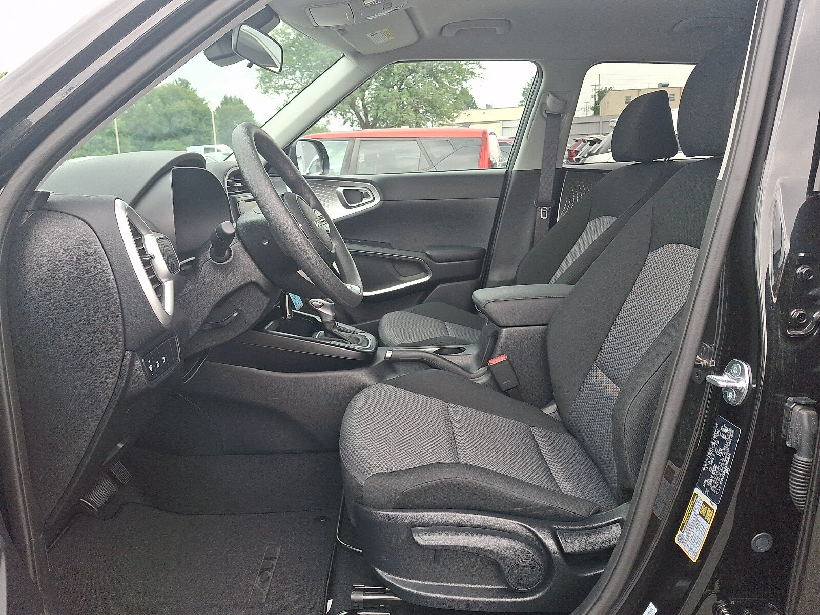 Used 2025 Kia Soul LX w/ LX Technology Package FWD image 13