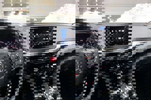 Certified 2025 Acura MDX SH-AWD w/ Technology Package image 5