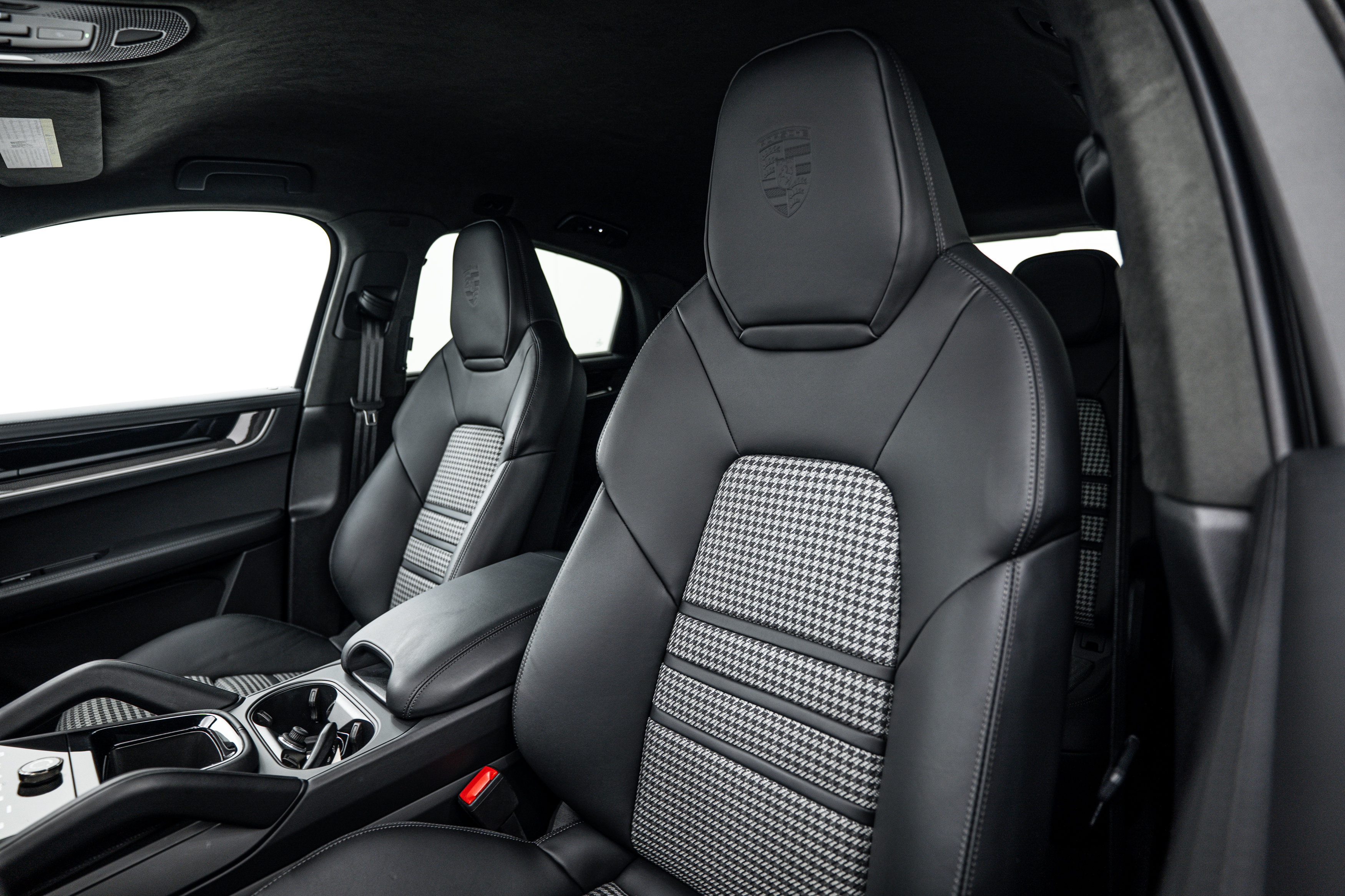 Certified 2025 Porsche Cayenne Turbo AWD/4WD image 21