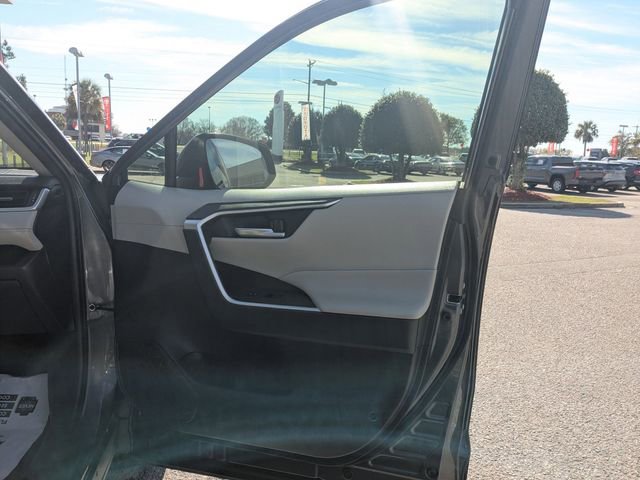 Used 2019 Toyota RAV4 XLE Premium image 32