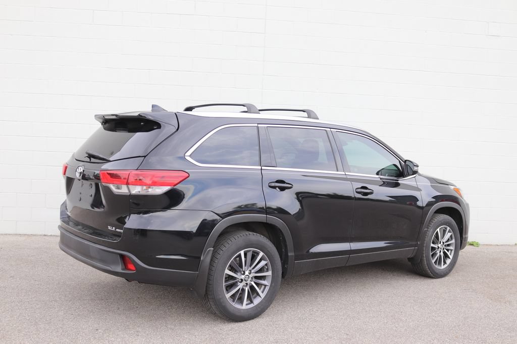 Used 2019 Toyota Highlander XLE AWD/4WD image 2