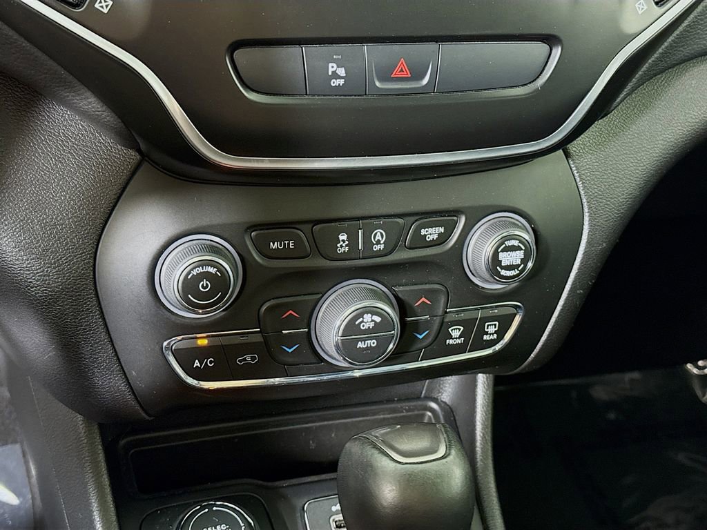 Used 2020 Jeep Cherokee Latitude Plus w/ Comfort/Convenience Group AWD/4WD image 8