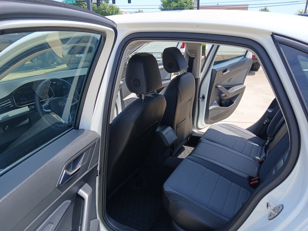 Certified 2025 Volkswagen Jetta SE w/ Sunroof Package FWD image 19