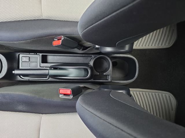 Used 2013 Toyota Yaris L image 24