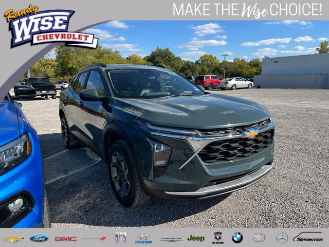 Used 2025 Chevrolet Trax LT FWD image 1